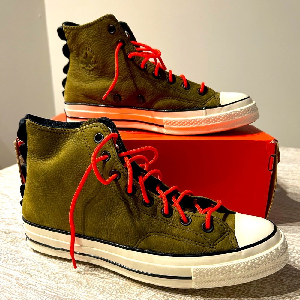 Converse Chuck Taylor Suede Size 10 Used Perfect Condition Only Worn Once!!